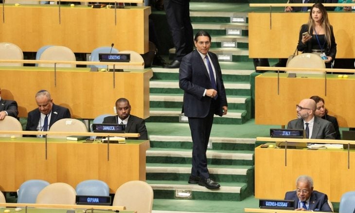 سفير إسرائيل يحاول استفزاز دبلوماسي إيراني بـ”ستارلينك”… والأخير يتجاهله